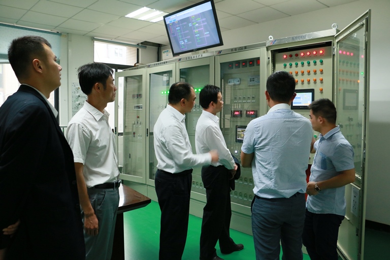 汪总一行参观水力发电站动态模拟自动化演示平台